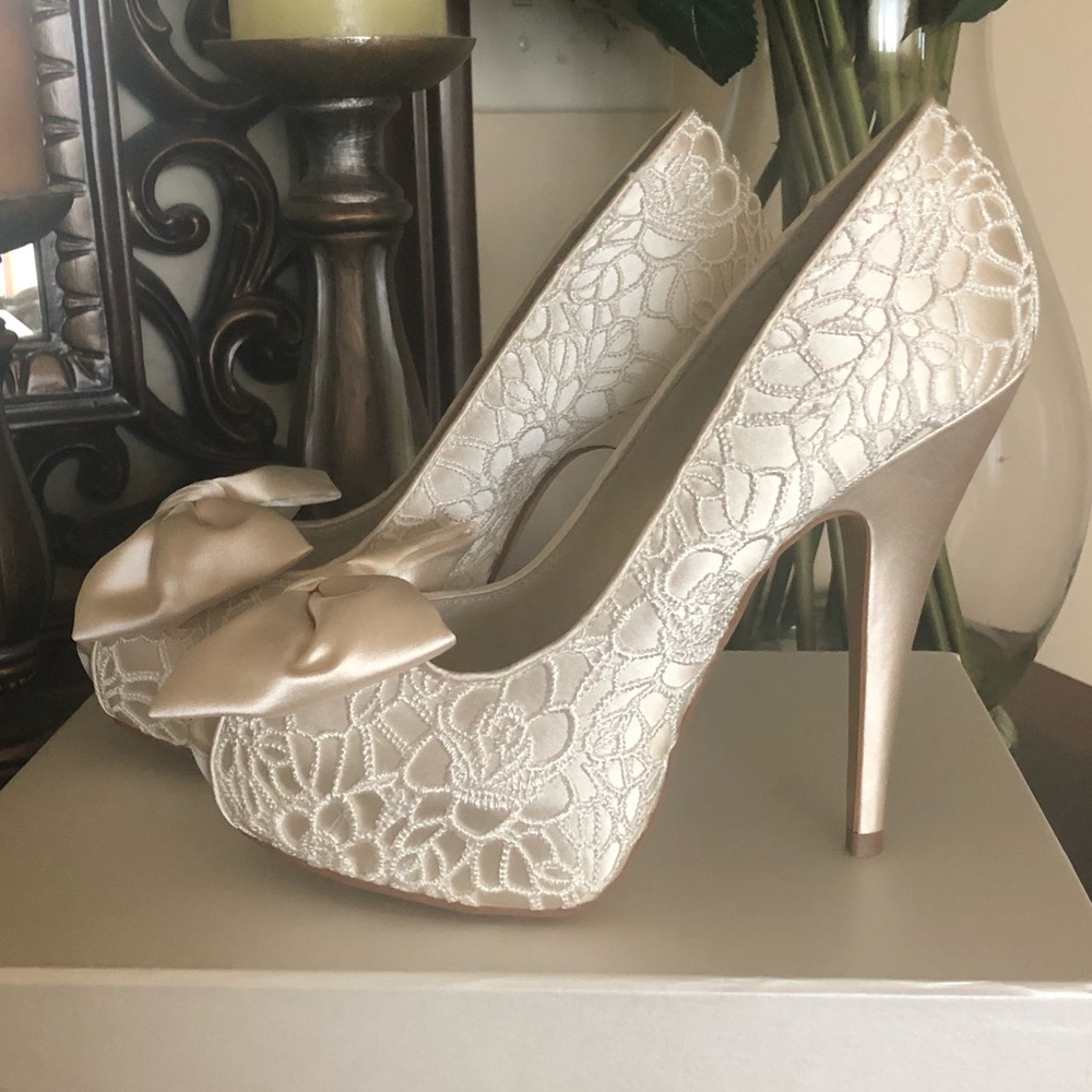Wedding or evening shoes ivory size 38 (7.5 us)